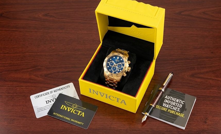 Detalhe em macro do relógio masculino Invicta Pro Diver com mostrador azul e pulseira de aço inoxidável, destacando a tecnologia Flame Fusion.