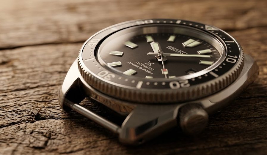 Relógio Seiko é Bom: Fotografia macro de um relógio Seiko automático sobre uma mesa de madeira rústica, destacando o vidro resistente, os marcadores polidos e a coroa robusta.