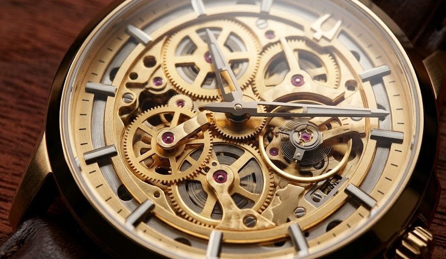 Detalhe macro de um relógio Bulova masculino Precisionist cronógrafo com pulseira de borracha, destacando as engrenagens e a tecnologia do mostrador.