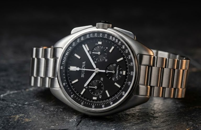 Relógio Bulova Lunar Pilot em destaque com mostrador cronógrafo sobre superfície escura premium