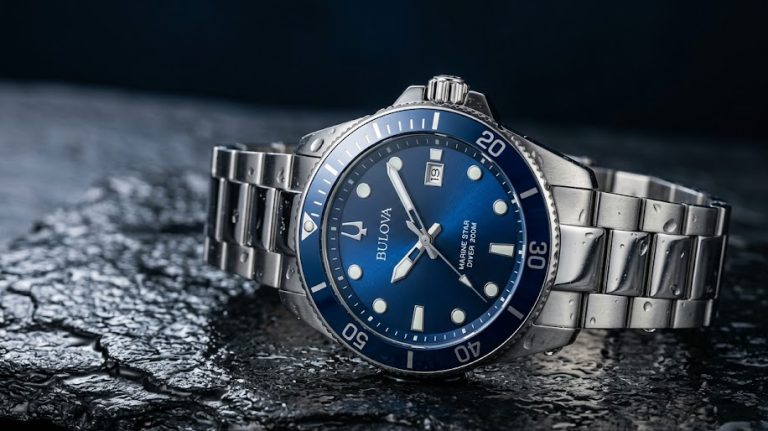 Relógio Bulova Marine Star azul sobre superfície de pedra escura com iluminação de estúdio premium