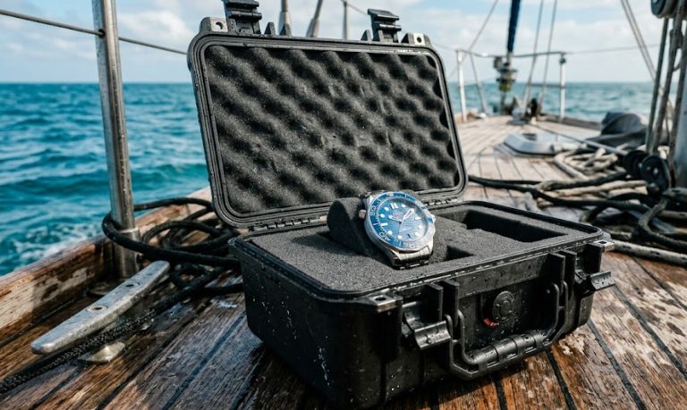 Relógio de mergulho estilo Omega Seamaster guardado com segurança dentro de um robusto case impermeável tático.