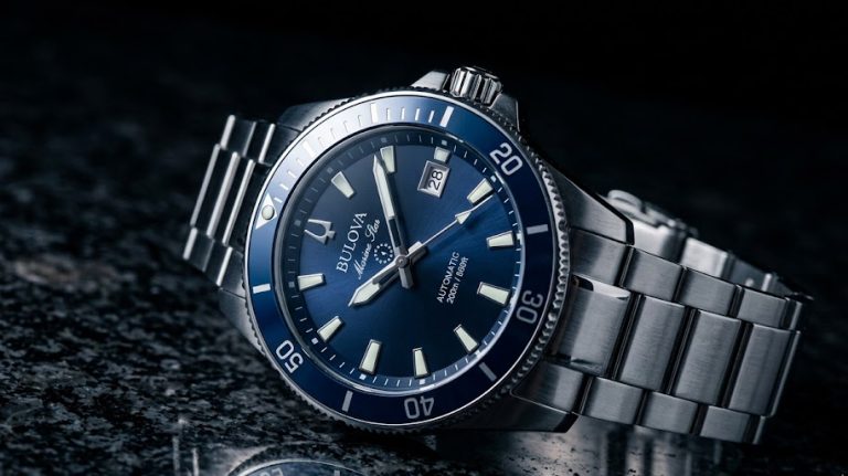 Relógio Bulova masculino Marine Star azul sobre superfície de granito escuro com iluminação direcional